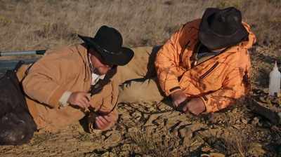 Narrator: THERE ISN'T ENOUGH OF
THE SACRUM LEFT - Dino Hunters