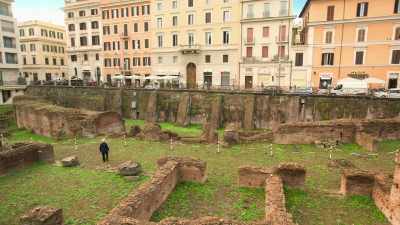 NARRATOR: There's something
here that catches Valerie's eye. - Lost Treasures of Rome