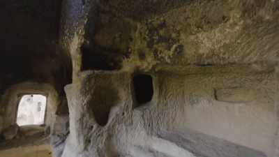 [narrator] These caves
are simple. - Mysteries of the Abandoned
