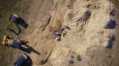 Narrator:
THEY EXPOSED THE BONE LAYER
WITH THEIR HEAVY MACHINERY, - Dino Hunters