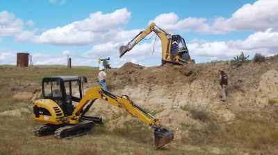 Narrator:
THEY'RE ATTACKING THE HILL WITH
TWO DIFFERENT HEAVY MACHINES. - Dino Hunters