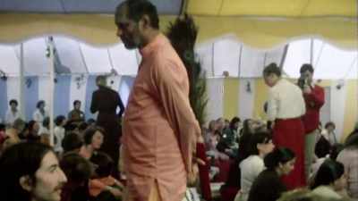 - [{Narrator]} This
is Swami Muktananda, - The Cult of The Family