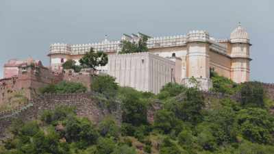 [narrator] This is
the Kumbhalgarh Hill fort. - Mysteries of the Abandoned