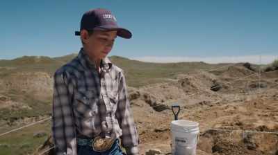 Narrator:
THIS SKULL COULD BE A KEY PIECE - Dino Hunters