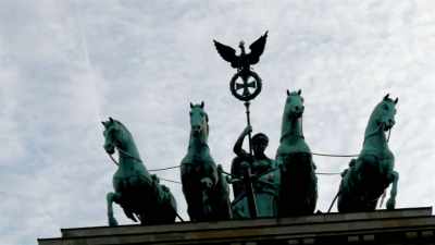 Narrator: To celebrate
the statue's victorious return, - Searching for Secrets