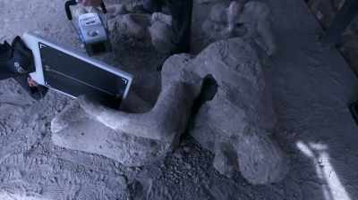 Narrator: To complete their
work on the purported servant, - Pompeii: Secrets of the Dead
