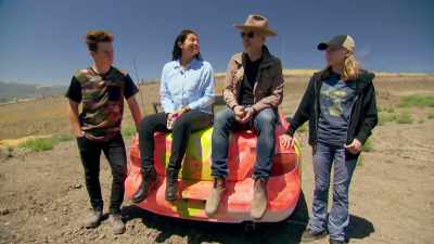 Narrator: TO GENERATE THE SPARK,
THEY'RE STICKING - Mythbusters Jr.