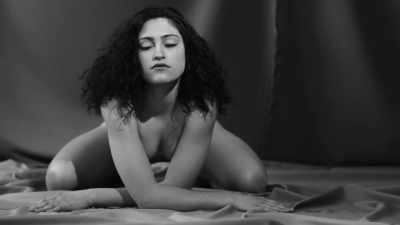 - [Narrator] To make ends
meet, Madonna began working - Madonna and the Breakfast Club