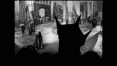 NARRATOR: To make patterns
between near and far. - The Eyes of Orson Welles