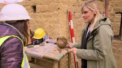 NARRATOR:
Valeria, arrives to take a closer look. - Lost Treasures of Rome