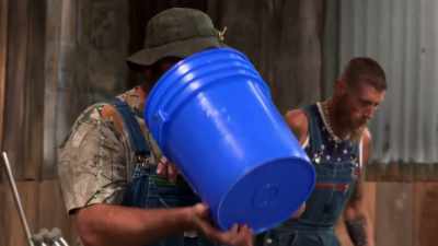  [narrator] ...Versus
  daniel maner... - Moonshiners: Master Distiller