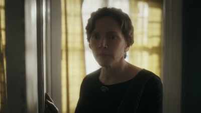 NARRATOR (VO): Now,
when mouse left his home and set off alone - Roald & Beatrix: The Tail of the Curious Mouse