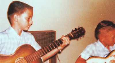 [narrator] When he first started playing
the guitar, his musical taste reflected - Jimmie & Stevie Ray Vaughan: Brothers in Blues