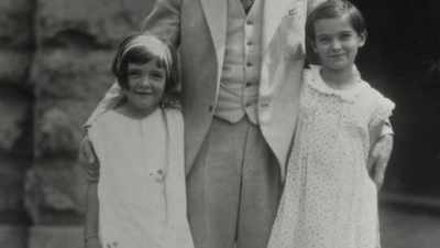 [narrator] When Nancy was eight,
her mother settled down - First Ladies