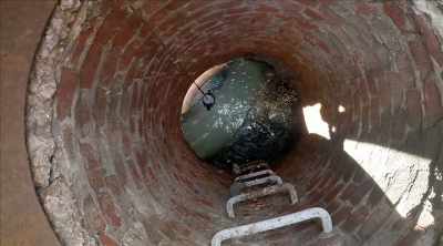 [narrator]  While it may look
like the water's - Sewer Divers