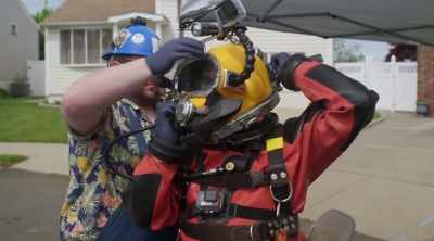 [narrator] With the comms
back in action, - Sewer Divers