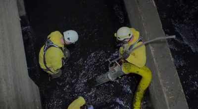 [narrator] With the vacuum
unclogged, - Sewer Divers