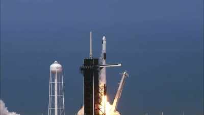 NASA får en stor del af pengene. - Space Titans: Musk, Bezos, Branson