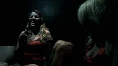 Naterala sam je da plati!
Možeš je imati ako hoćeš! - Dracula in a Women's Prison