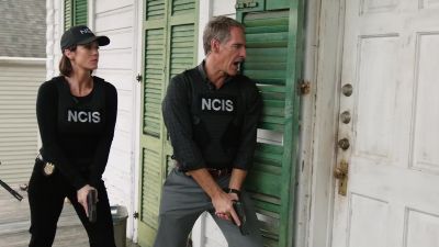 NCIS! Open up! - NCIS: New Orleans