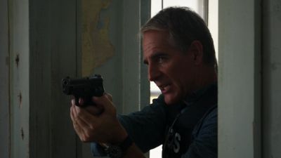 NCIS! Put your weapon down! - NCIS: New Orleans