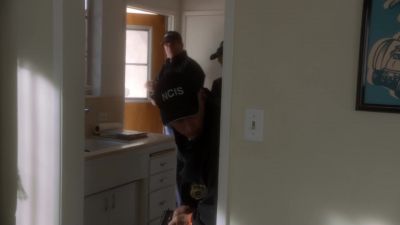 NCIS. Turn around. - NCIS