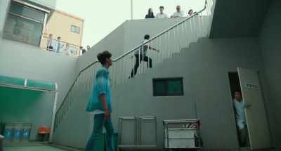 – Hold on.
– Where the hell is he?! - The Soul-Mate
