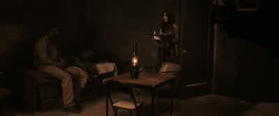 Necesito que lo cojas o hables para orientarme. - The Book of Eli