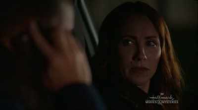 Nee, jij moet terug naar de universiteit.
Je moet vast studeren. - Aurora Teagarden Mysteries: A Game of Cat and Mouse