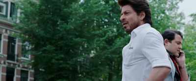 Nehra isn't here.
I'll look for Harry. - Jab Harry Met Sejal