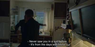 - Never saw you in a suit before.
- It's from the days with Mette. - Another Round