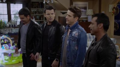 New Kids on the couch. - Fuller House