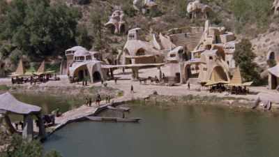 Newitz: It's a far, far,
far future post-apocalypse - James Cameron's Story of Science Fiction