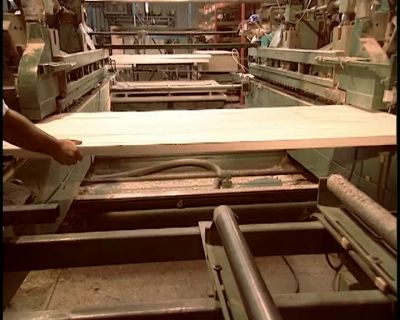 NEXT, THEY SIZE THE WIDTH AND
LENGTH TO THE FINAL DIMENSION, - How It's Made