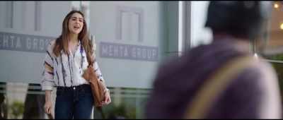 Next time you can't sleep,
you can SMS me. - Love Aaj Kal