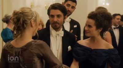 - Nice to meet you, too.
- Nice to meet you. - Best Christmas Ball Ever!