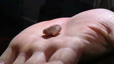 Nice! Ooh! Wait, wait.
Give me more light.That's amazing. - Outback Opal Hunters
