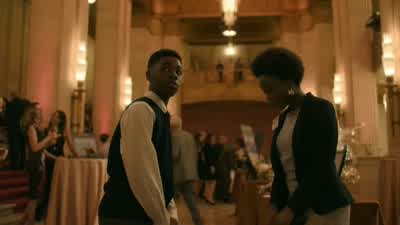 - Nice outfit. - The Chi