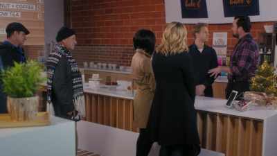 NICK:
Don't talk to her-- - Christmas Cupcakes