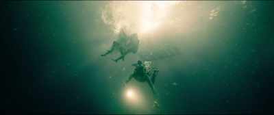 [Nicole shrieks and laughs] - 47 Meters Down: Uncaged