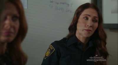 Niet dat ik weet. - Aurora Teagarden Mysteries: A Game of Cat and Mouse
