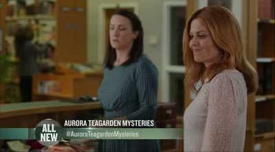 Niet rechtstreeks in elk geval. - Aurora Teagarden Mysteries: A Game of Cat and Mouse