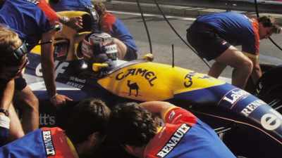 Nigel, with this 30-second lead,
came into the pits - Williams & Mansell: Red 5