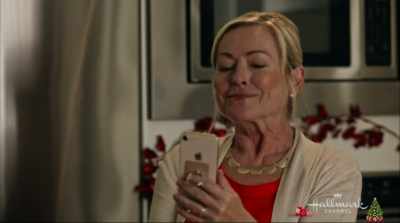 - Night, sweetie.
- [NICK] Good night. - Christmas in Love