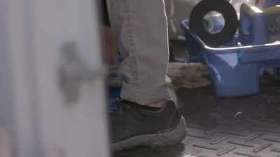 Nikki: Has he re-injured
that leg - Secrets of the Zoo