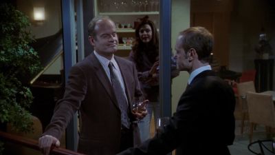 Niles, could you take the baby?
I need to get a blanket. - Frasier