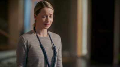 - Nina, are you and Trask...
- Stop it, Anna. - Bonds Will Be Broken