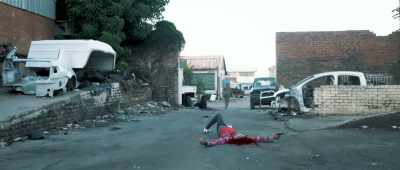 - Nkosi!
- Ayanda! - Alleyway