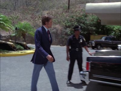 NO DETONATOR, NO TIMER.
IT'S AN OPEN CANNISTER. - Hawaii Five-O
