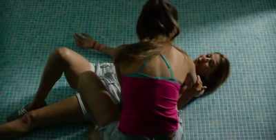 - No, don't let go, I'll drown.
- No. Trust me. - Carmen & Lola